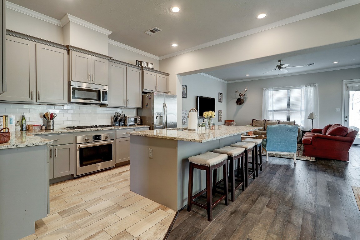5326 Larkin Street Houston, TX 77007 - Photo 5 of 20 Spacious kitchen open to large living area