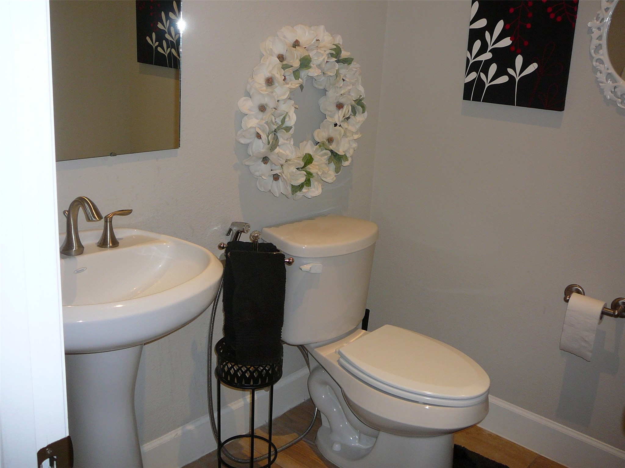 5326 Larkin Street Houston, TX 77007 - Photo 10 of 20 Downstairs guest bath.