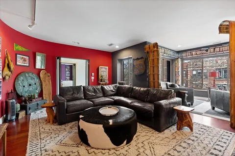 $799,000 | 929 West Ainslie Street, Unit 3, Chicago, IL 60640