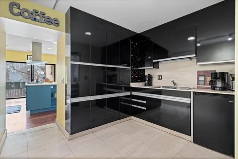 $799,000 | 929 West Ainslie Street, Unit 3, Chicago, IL 60640