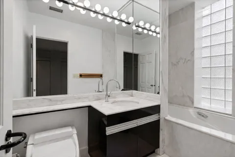 $799,000 | 929 West Ainslie Street, Unit 3, Chicago, IL 60640