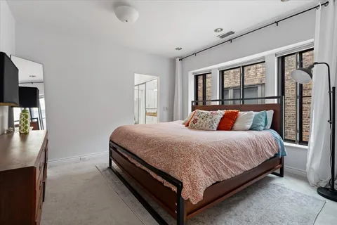 $799,000 | 929 West Ainslie Street, Unit 3, Chicago, IL 60640