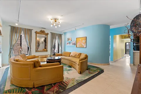 $799,000 | 929 West Ainslie Street, Unit 3, Chicago, IL 60640