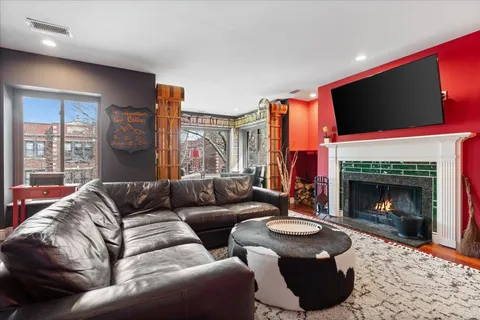 $799,000 | 929 West Ainslie Street, Unit 3, Chicago, IL 60640