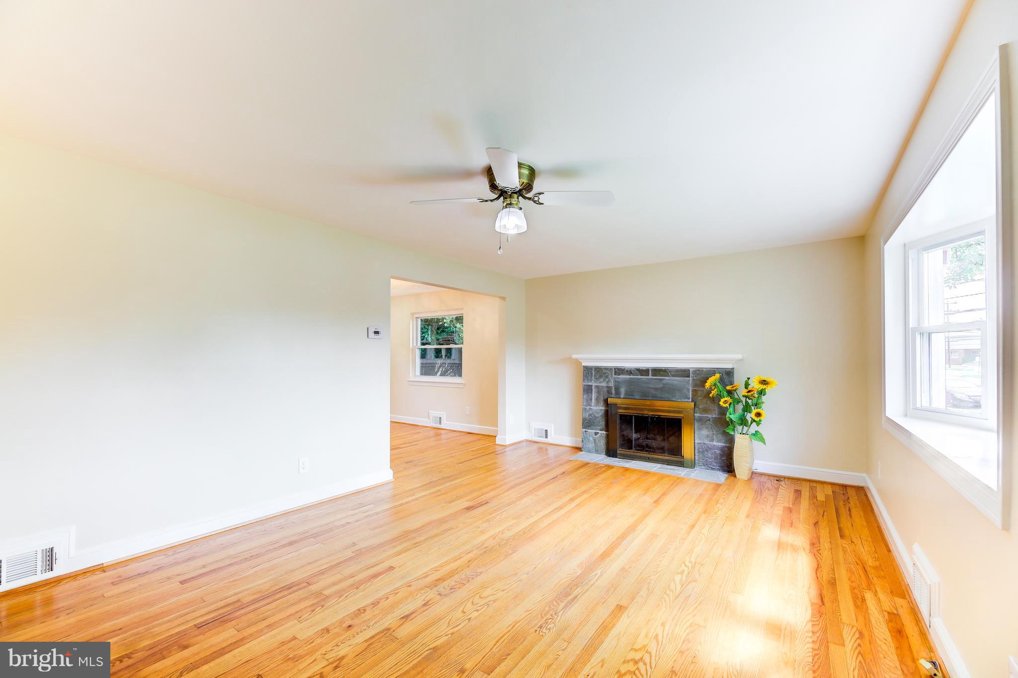 5818 Amherst Avenue Springfield, VA 22150 - Photo 11 of 30 Living Room