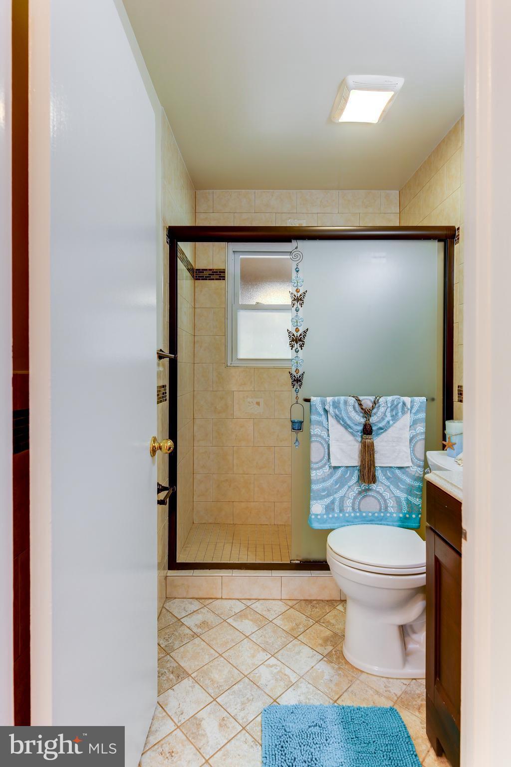 5818 Amherst Avenue Springfield, VA 22150 - Photo 15 of 30 Full Bathroom