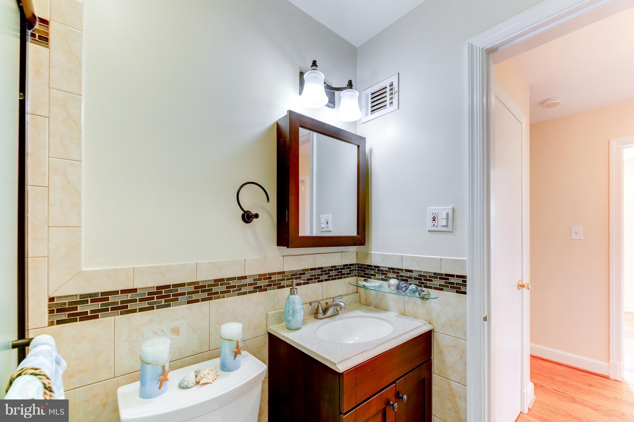 5818 Amherst Avenue Springfield, VA 22150 - Photo 17 of 30 Full Bathroom