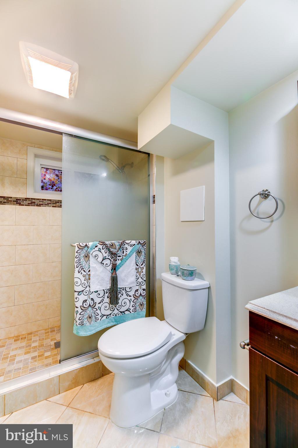5818 Amherst Avenue Springfield, VA 22150 - Photo 22 of 30 Full Bathroom
