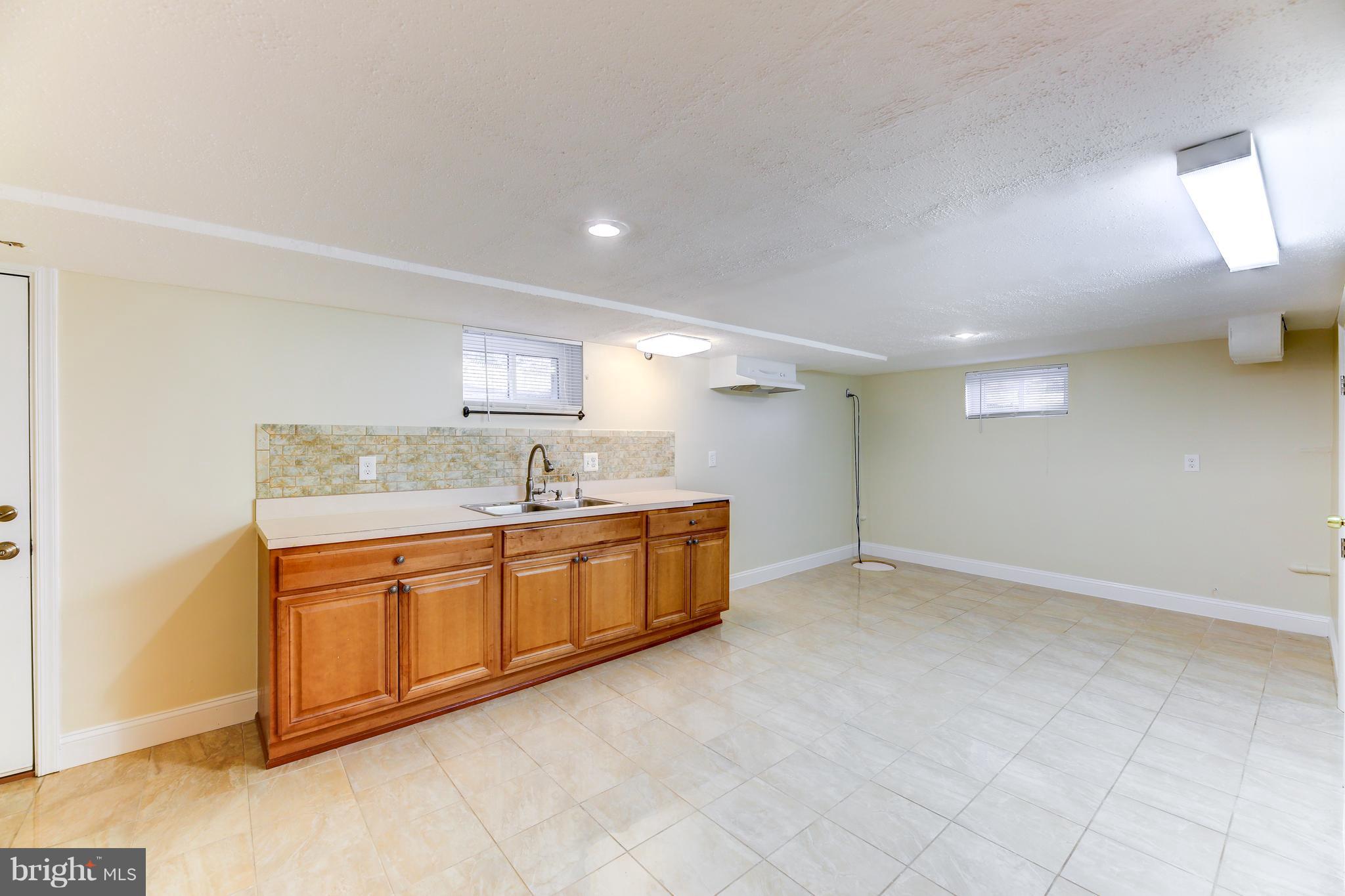5818 Amherst Avenue Springfield, VA 22150 - Photo 23 of 30 Kitchenette
