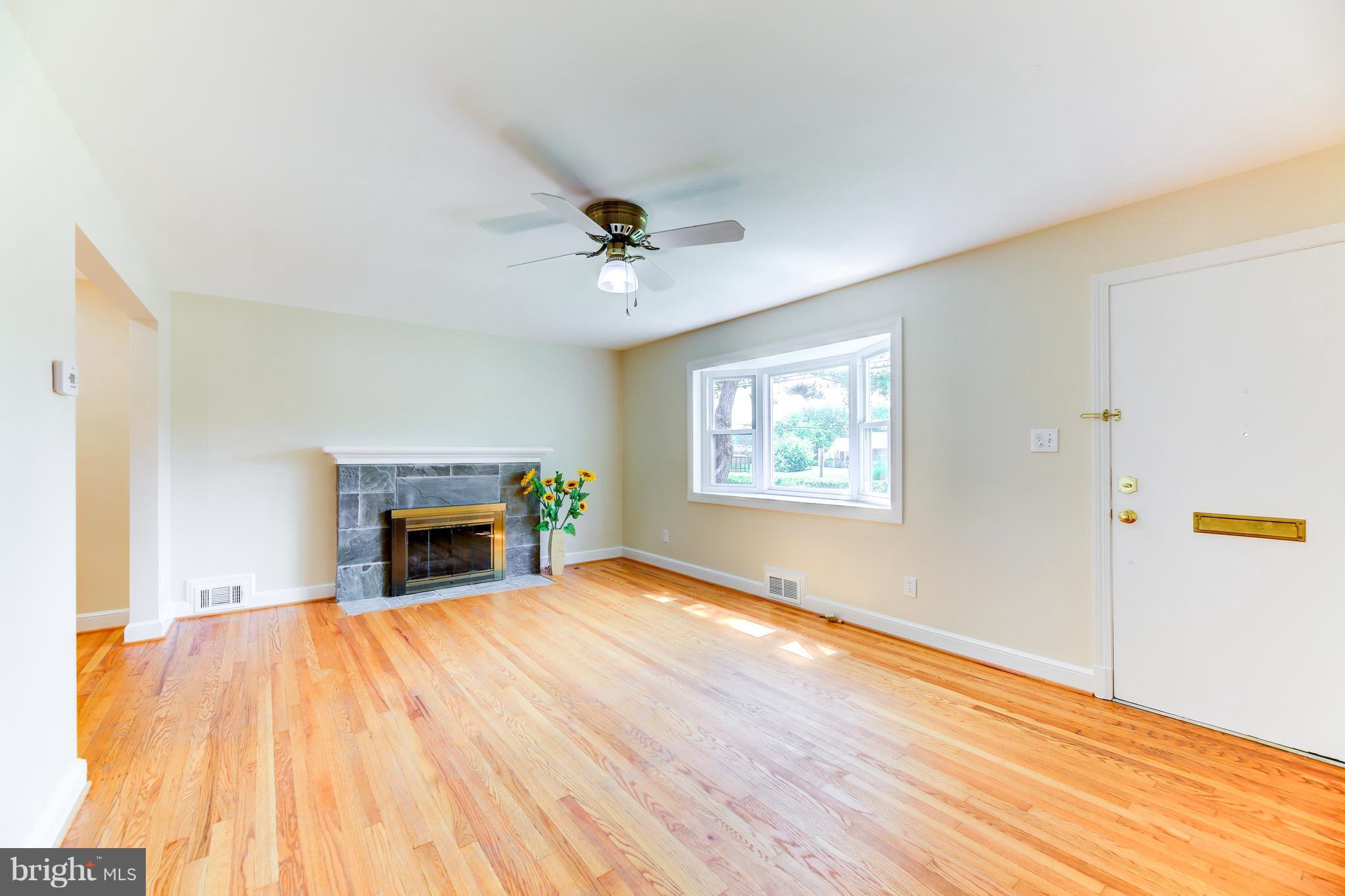 5818 Amherst Avenue Springfield, VA 22150 - Photo 10 of 30 Living Room