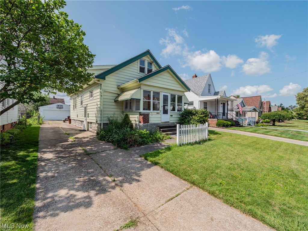 7913 Spring Garden Road Cleveland, OH 44129 - Photo 3 of 30