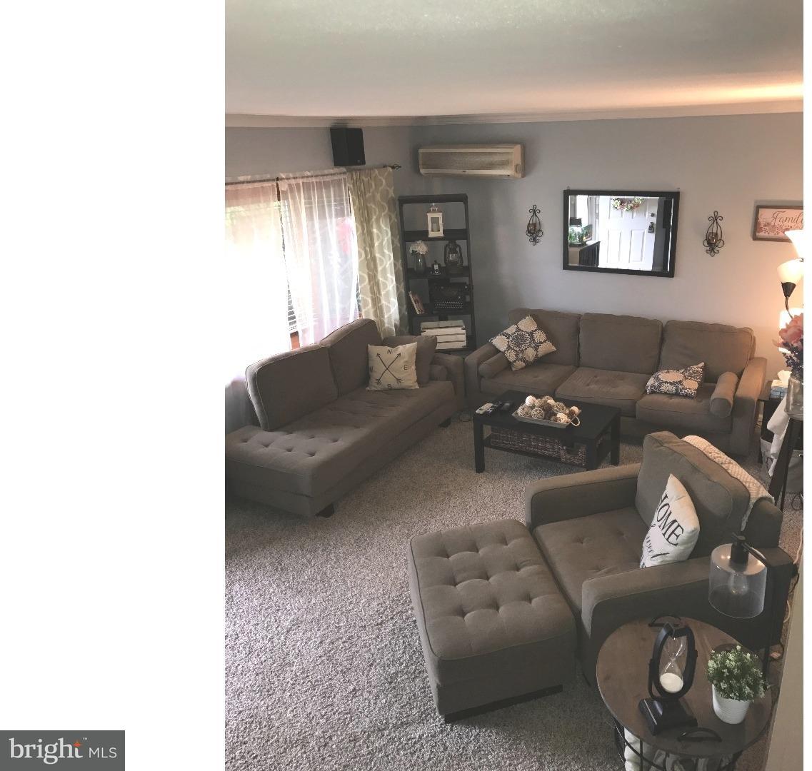 2829 Nightingale Road Philadelphia, PA 19154 - Photo 3 of 22 Living Room