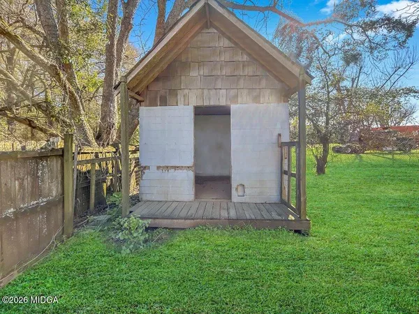 a view of a back yard of the house