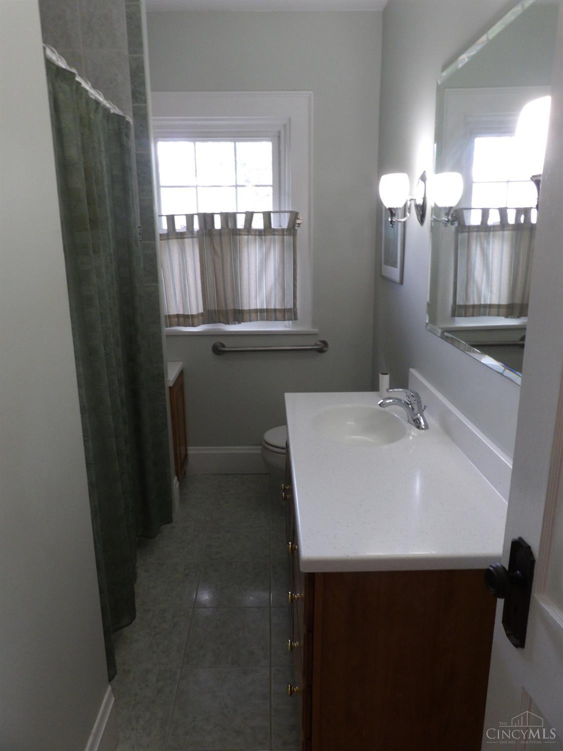 6233 Kincaid Road Cincinnati, OH 45213 - Photo 19 of 28 2nd floor full bath