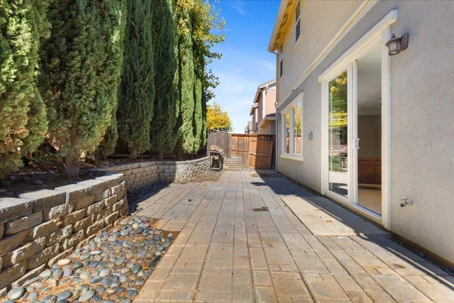 a view of a pathway with a yard