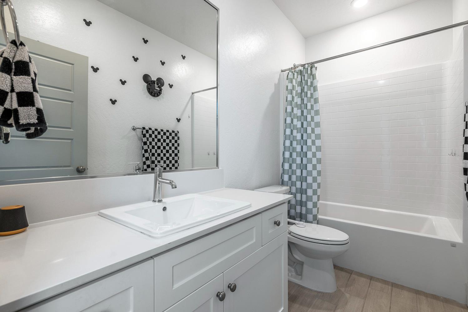 246 Huntington Avenue South Madera, CA 93636 - Photo 19 of 32 Upstairs hall bath