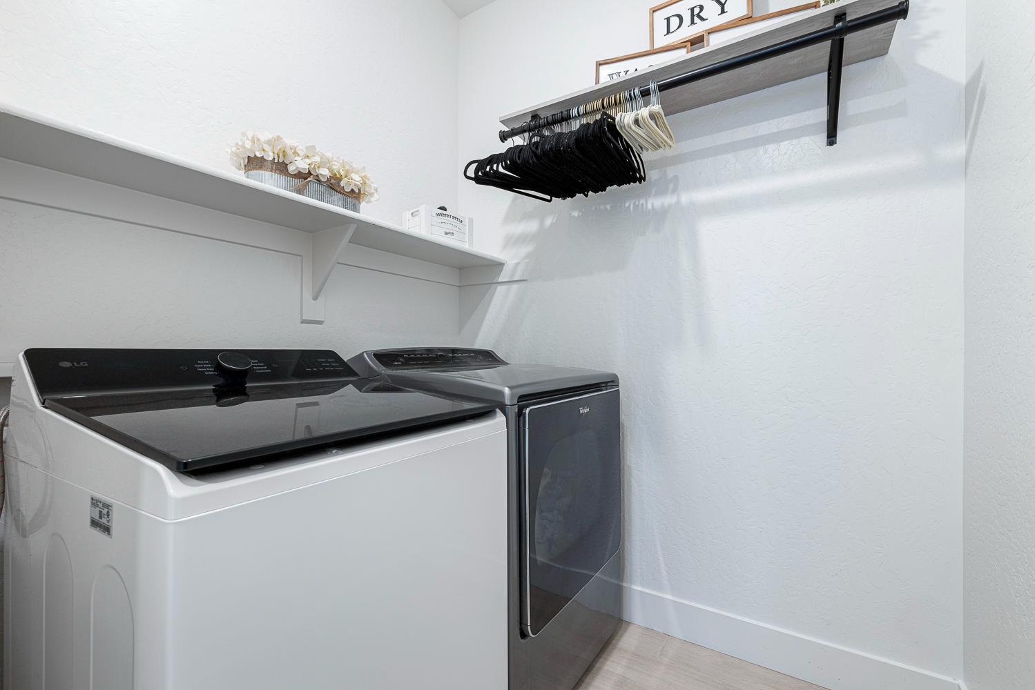 246 Huntington Avenue South Madera, CA 93636 - Photo 23 of 32 Upstairs laundry
