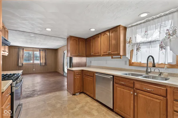 $279,900 | 191 East Lakeview Drive, Nineveh, IN 46164