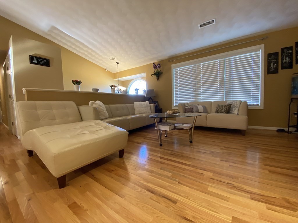 53 Cheyenne Road Worcester, MA 01606 - Photo 4 of 28 Gallery Image 4