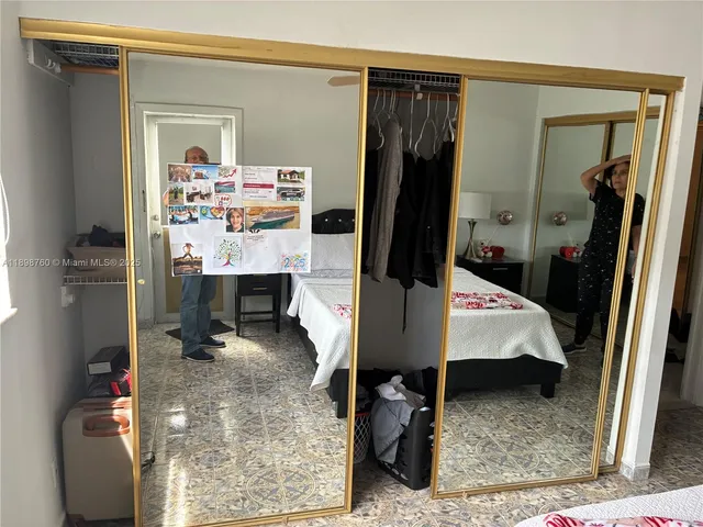 a en suite bathroom with a sink and a mirror
