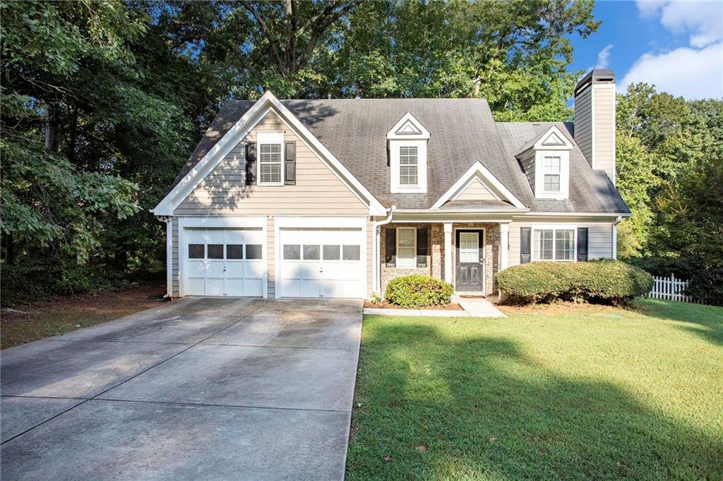 a view of a yard in front of house