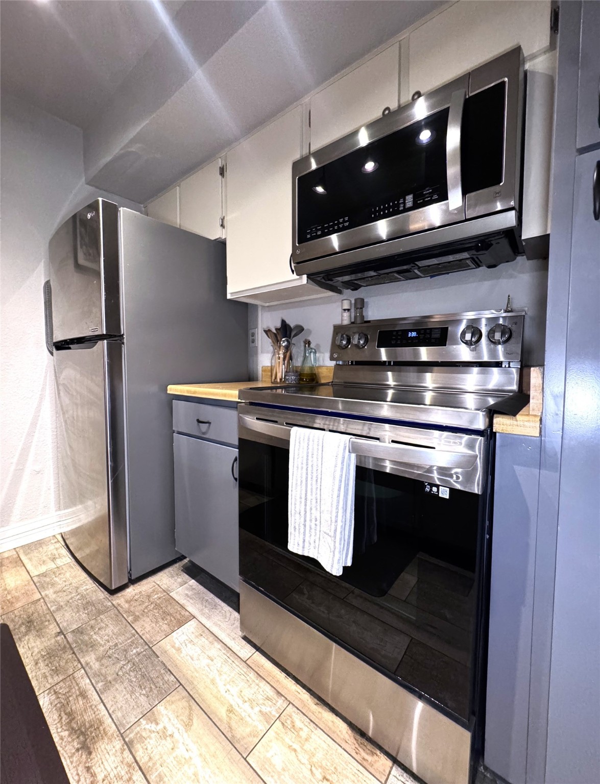 10110 Forum W Drive, Unit 421 Houston, TX 77036 - Photo 12 of 27 a kitchen with stainless steel appliances granite countertop a stove a microwave and a sink