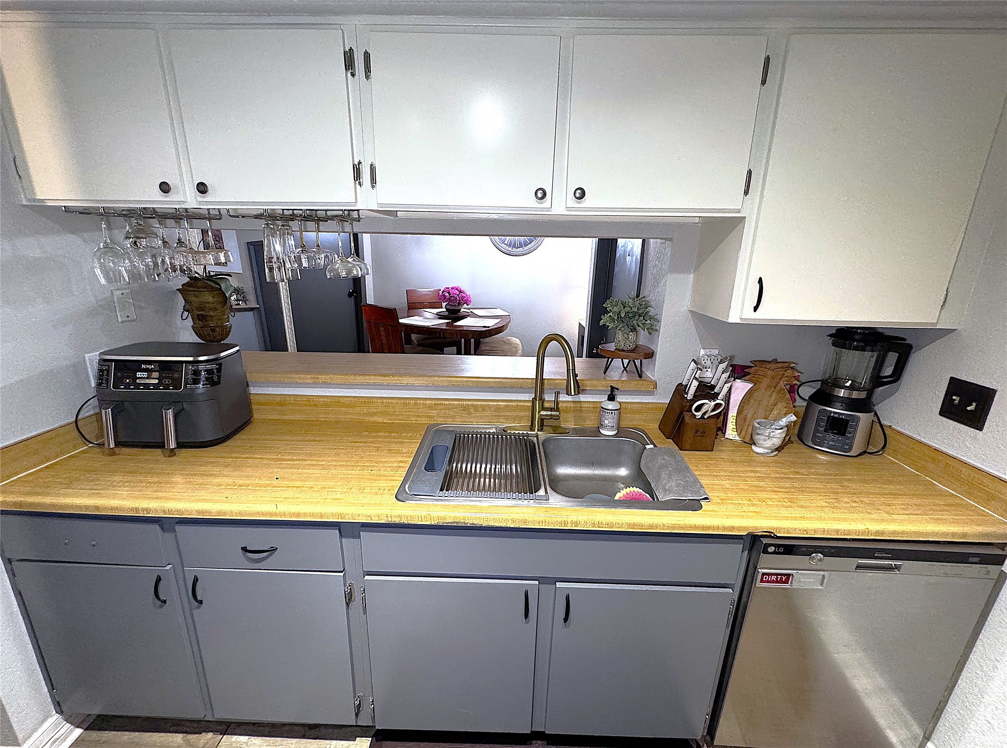 10110 Forum W Drive, Unit 421 Houston, TX 77036 - Photo 13 of 27 a kitchen with a sink and cabinets