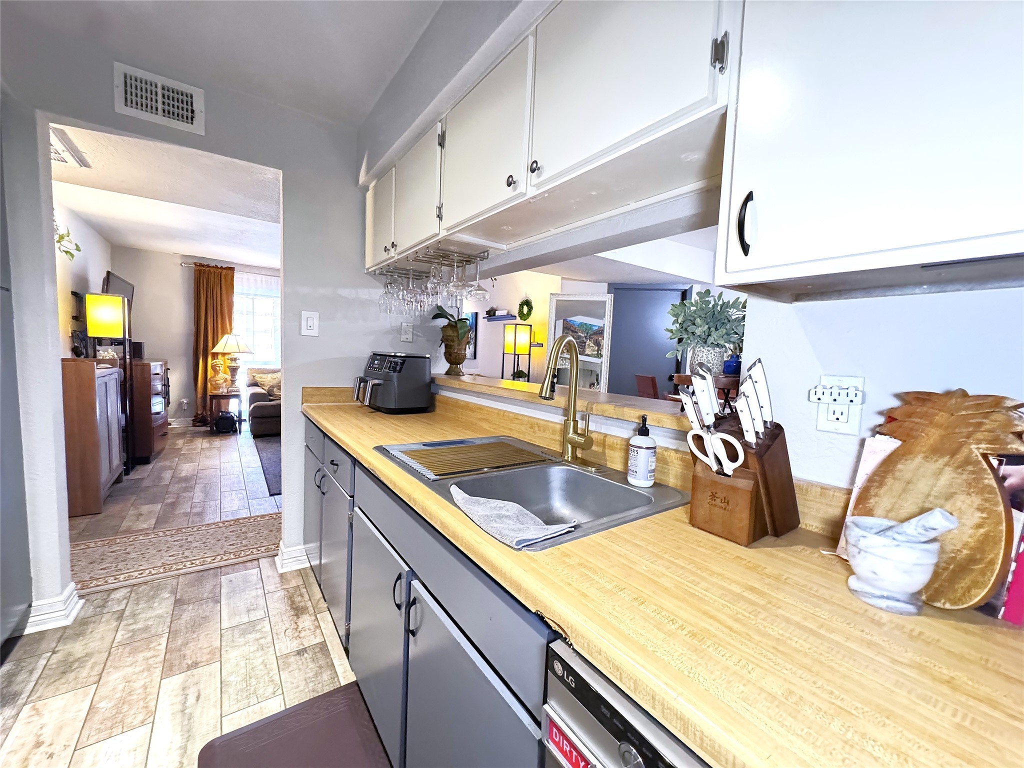 10110 Forum W Drive, Unit 421 Houston, TX 77036 - Photo 14 of 27 a kitchen with a sink and cabinets
