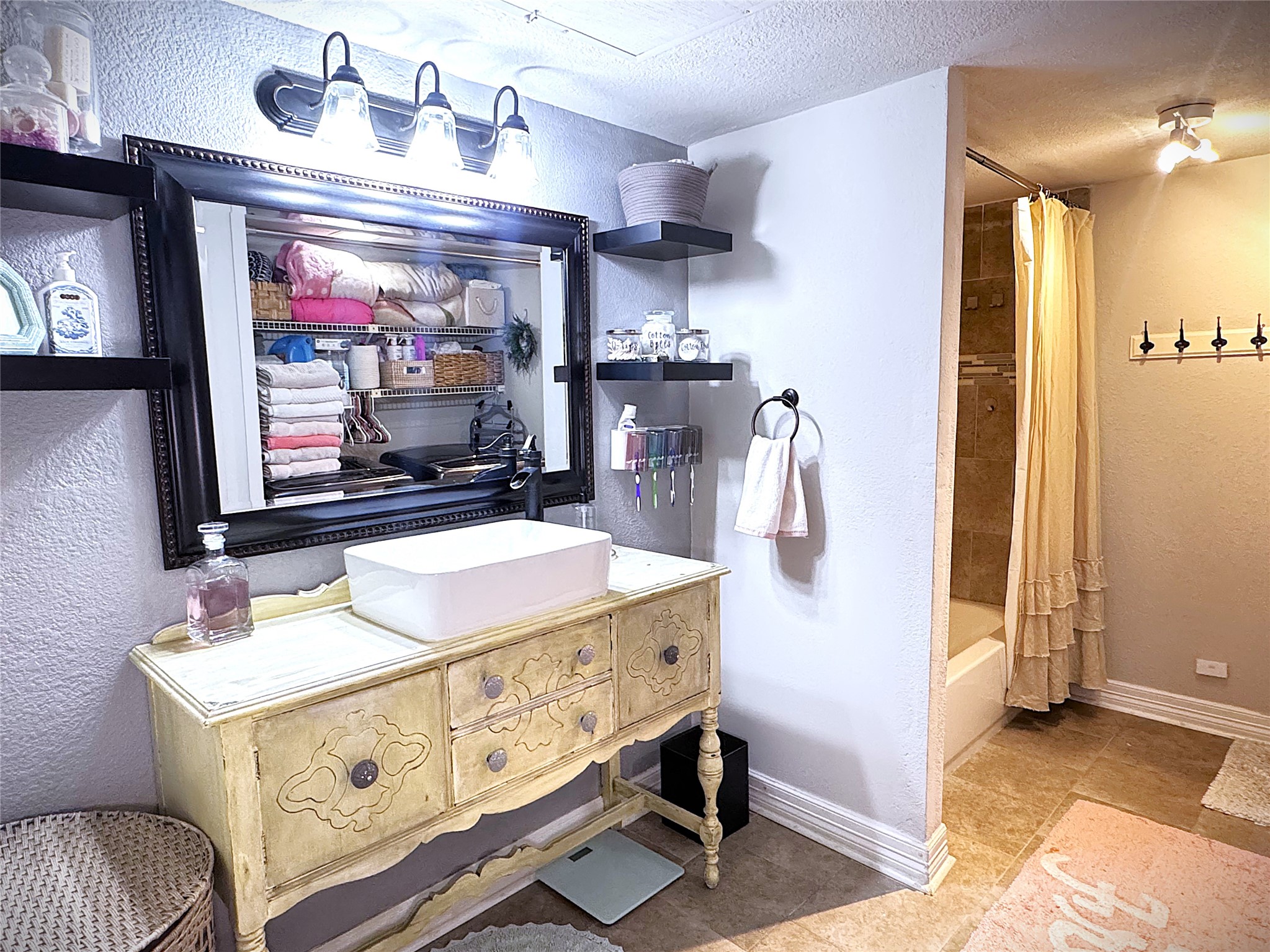 10110 Forum W Drive, Unit 421 Houston, TX 77036 - Photo 15 of 27 a bathroom with a sink mirror and vanity