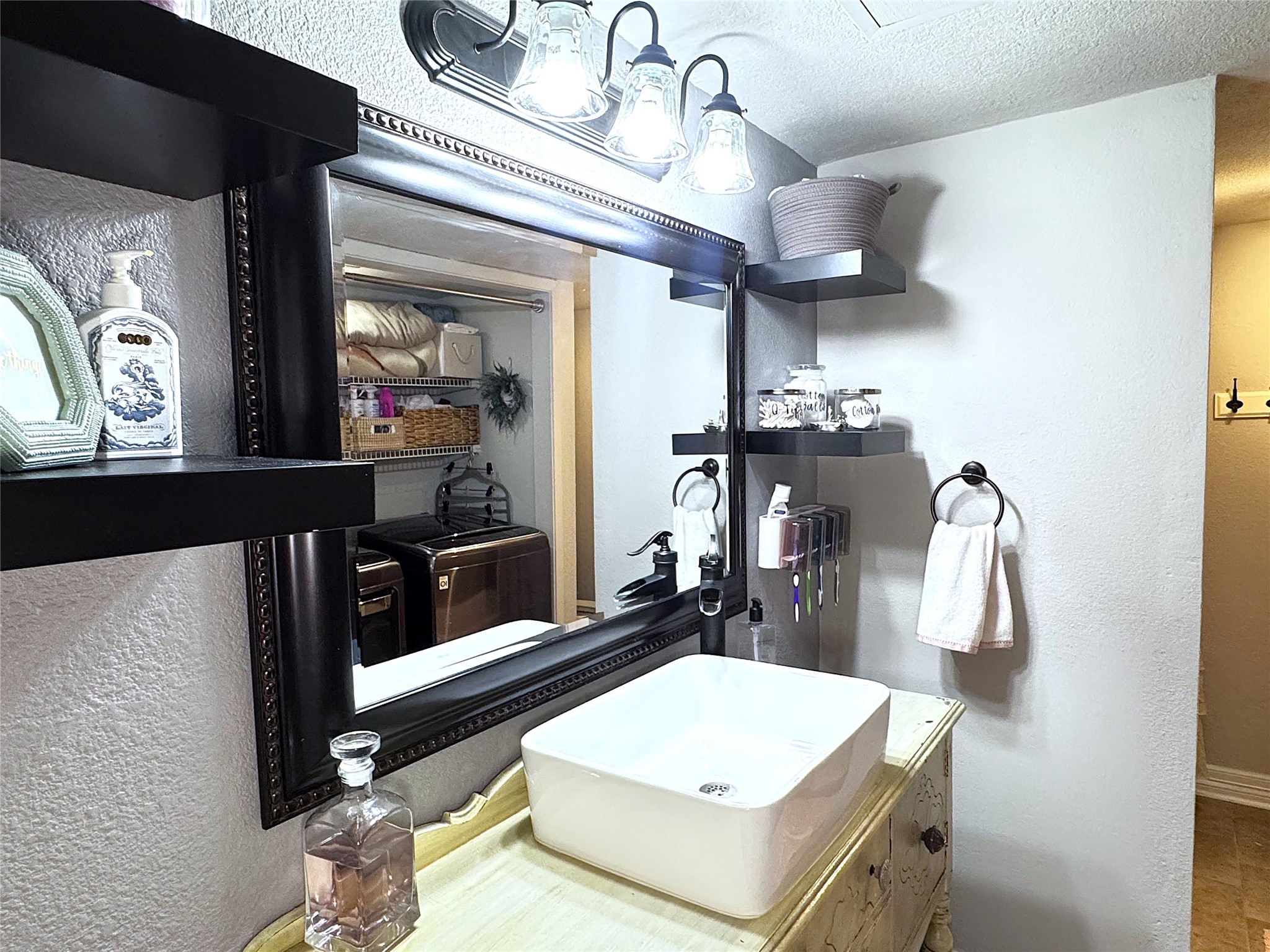 10110 Forum W Drive, Unit 421 Houston, TX 77036 - Photo 16 of 27 a room with gym equipment