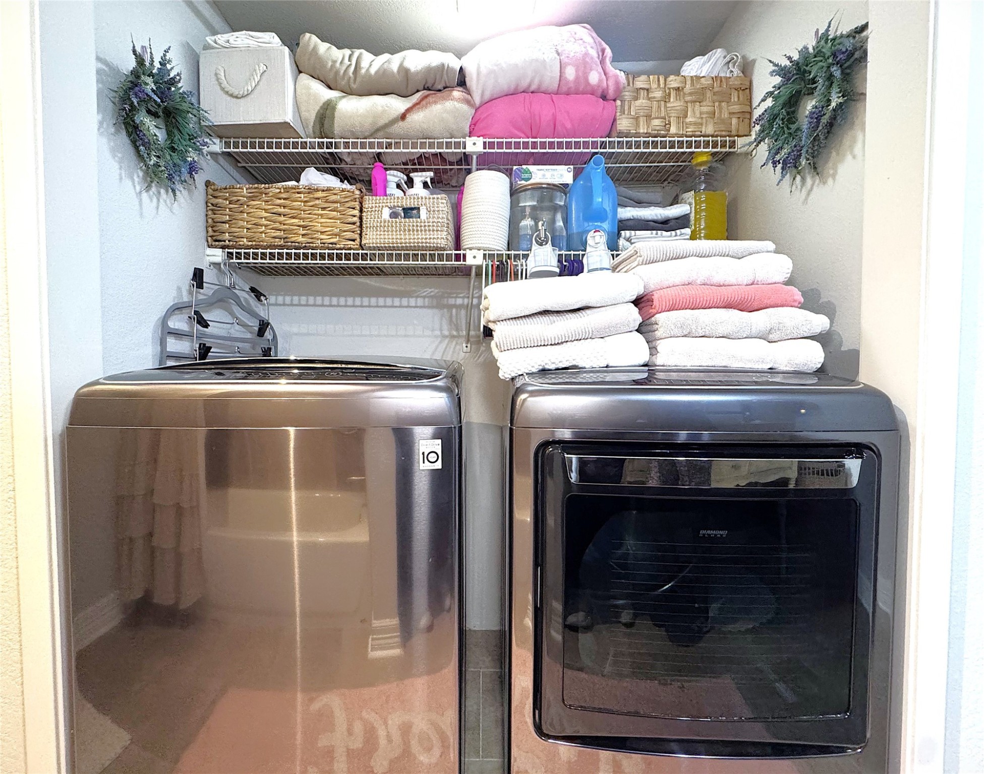 10110 Forum W Drive, Unit 421 Houston, TX 77036 - Photo 18 of 27 a kitchen with a stove and a microwave
