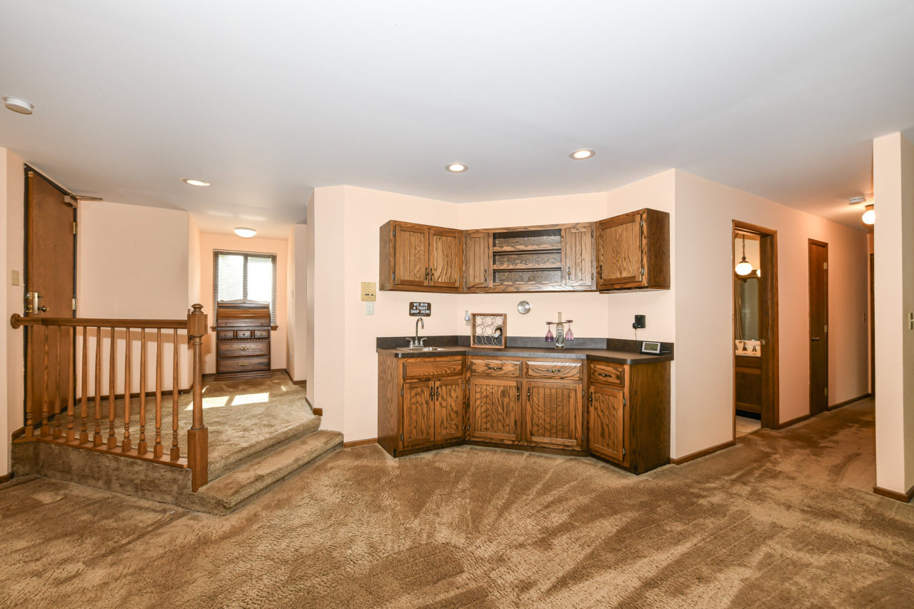 23 Willabay Drive, Unit D Williams Bay, WI 53191 - Photo 12 of 42 Built in wet bar