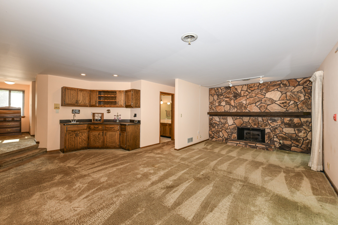 23 Willabay Drive, Unit D Williams Bay, WI 53191 - Photo 14 of 42 Expansive living room