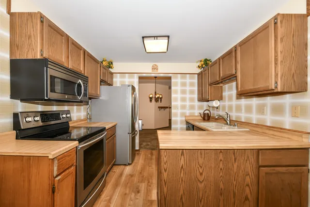 $349,000 | 23 Willabay Drive, Unit D, Williams Bay, WI 53191