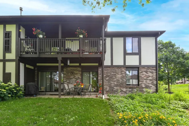 $349,000 | 23 Willabay Drive, Unit D, Williams Bay, WI 53191