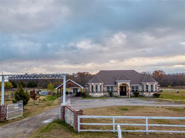 a view of houses with sky view