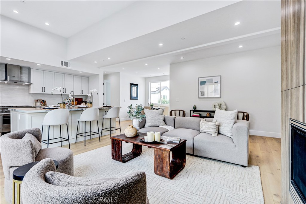 2405 Mathews Avenue, Unit B Redondo Beach, CA 90278 - Photo 19 of 46 a living room with furniture kitchen and a table