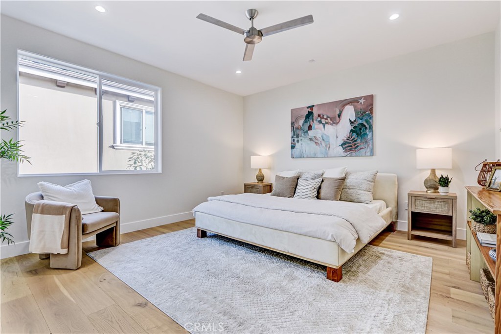2405 Mathews Avenue, Unit B Redondo Beach, CA 90278 - Photo 23 of 46 a spacious bedroom with a bed and a table