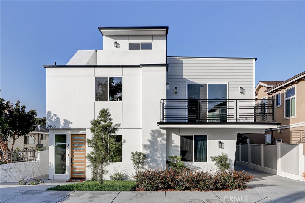 2405 Mathews Avenue, Unit B Redondo Beach, CA 90278 - Photo 4 of 46 a front view of a house with a yard