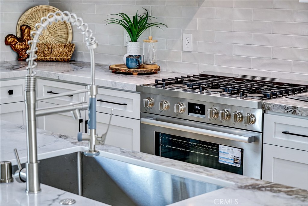 2405 Mathews Avenue, Unit B Redondo Beach, CA 90278 - Photo 10 of 46 a kitchen with a stove and a potted plant