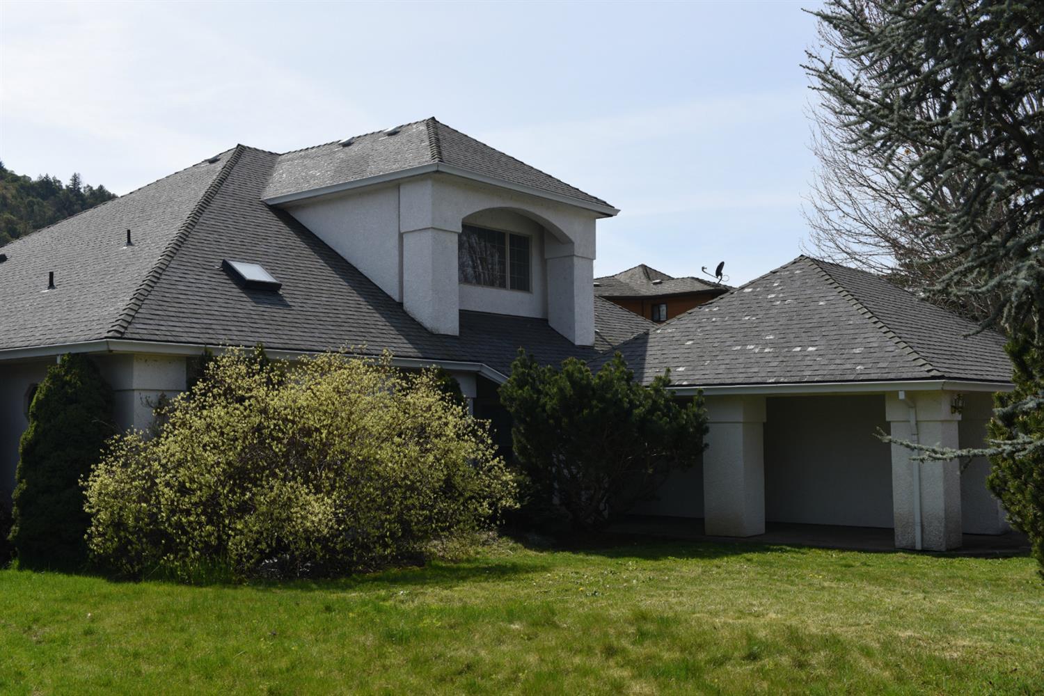 736 Riverside Avenue Gold Hill, OR 97525 - Photo 1 of 8 a front view of house with garden