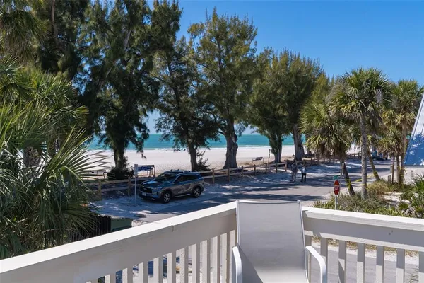 a group of cars parked in front of a building