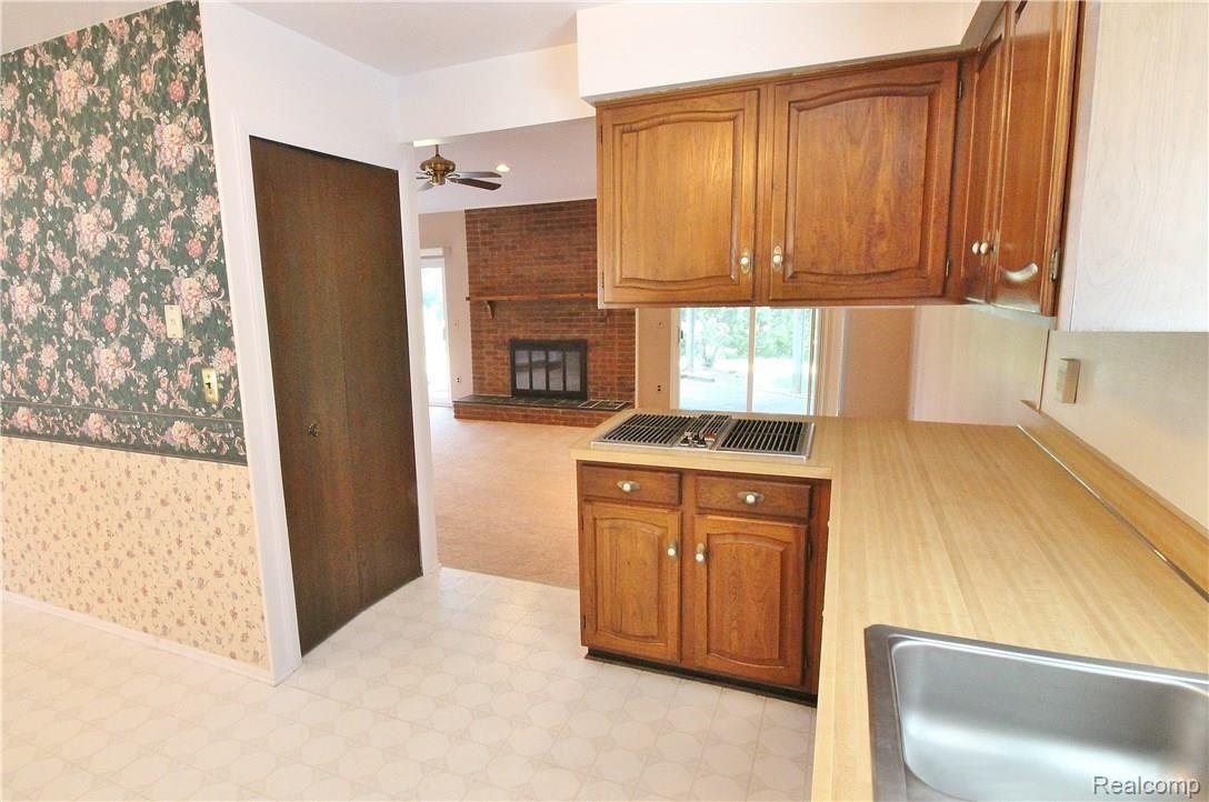 446 Coldiron Drive Rochester, MI 48307 - Photo 15 of 31 IMG_2104.JPG