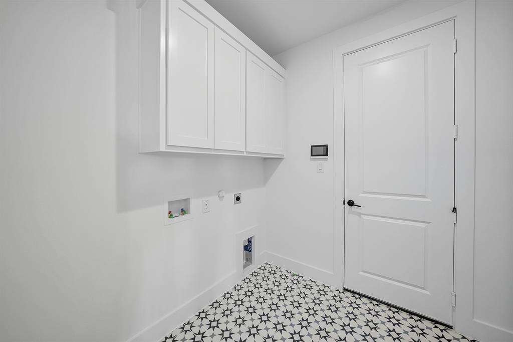 587 Mayfair Lane Frisco, TX 75033 - Photo 16 of 37 a view of a closet area