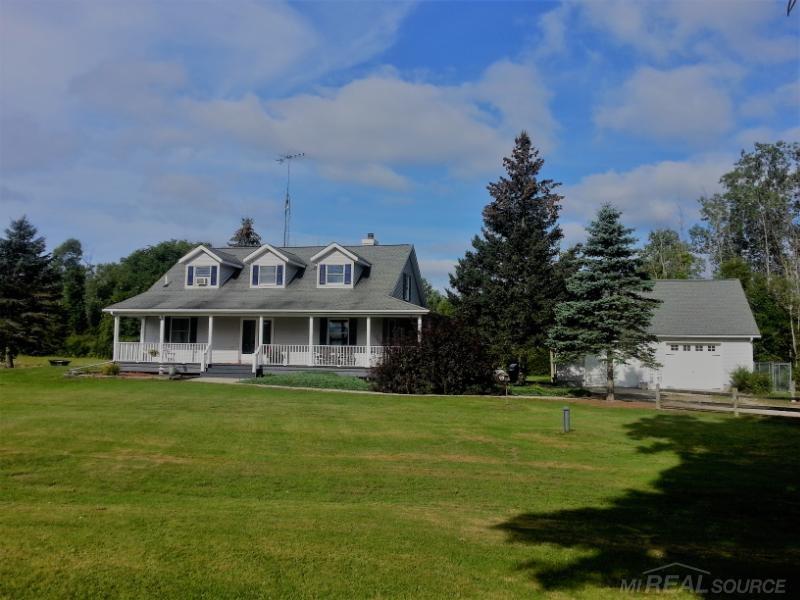 6734 Black River Road Croswell, MI 48422 - Photo 3 of 25 31329914-2.JPG