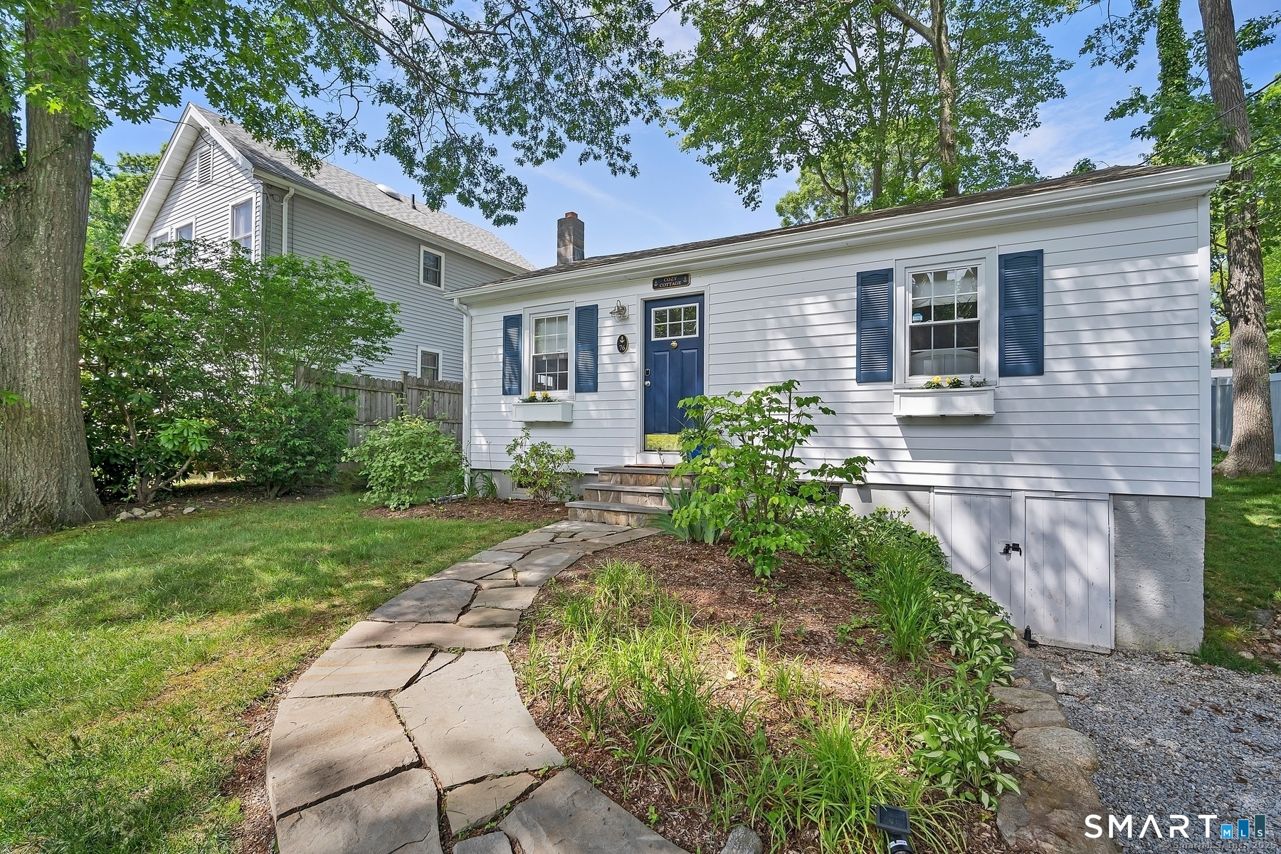 76 South Edgewood Road East Lyme, CT 06357 - Photo 1 of 18 a front view of a house with garden