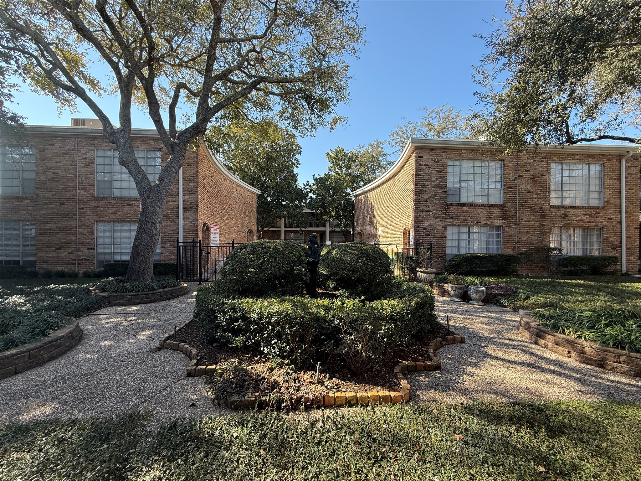 2201 Fountain View Drive, Unit 63 Houston, TX 77057 - Photo 2 of 28