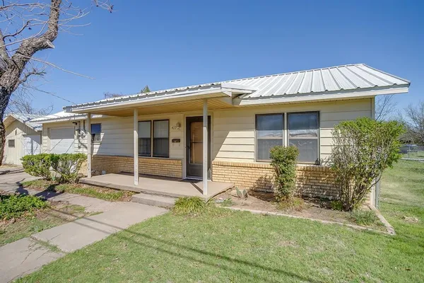 $187,000 | 422 North 3rd Street, Jacksboro, TX 76458