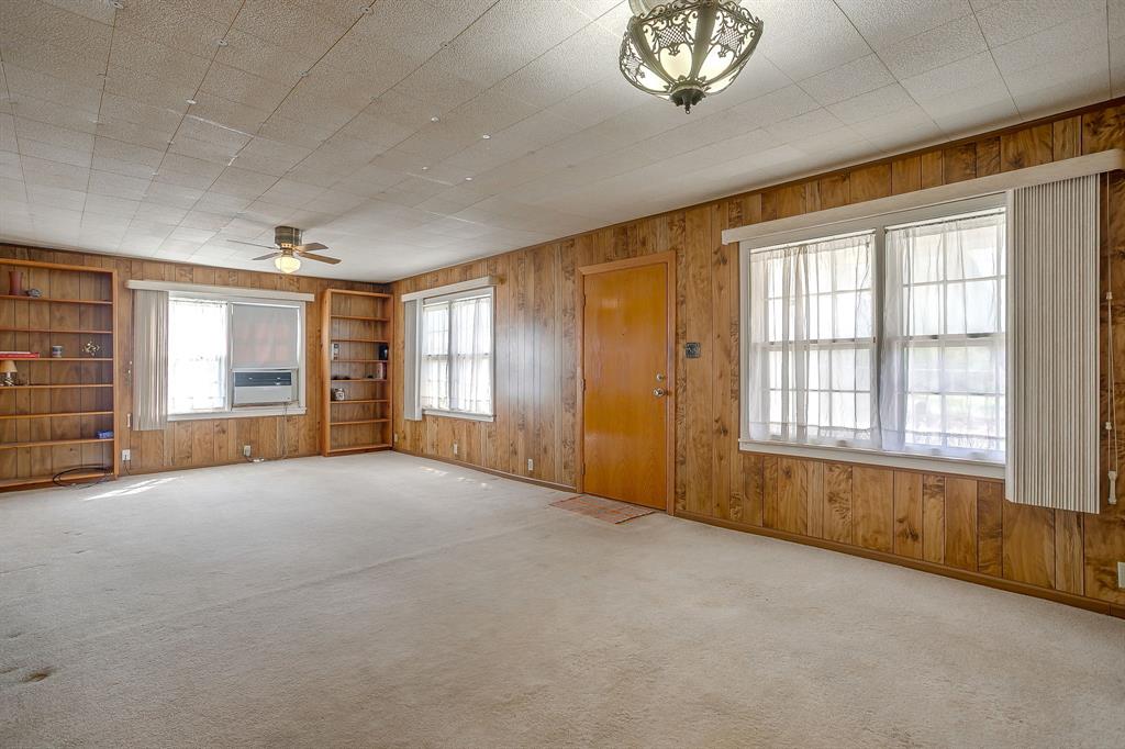 422 North 3rd Street Jacksboro, TX 76458 - Photo 13 of 40