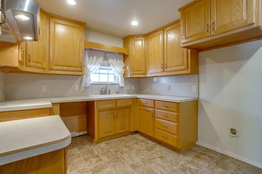 422 North 3rd Street Jacksboro, TX 76458 - Photo 16 of 40